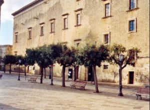 Tricase - Piazza Giuseppe Pisanelli - Castello dei Principi Gallone - Uno scorcio del prospetto frontale